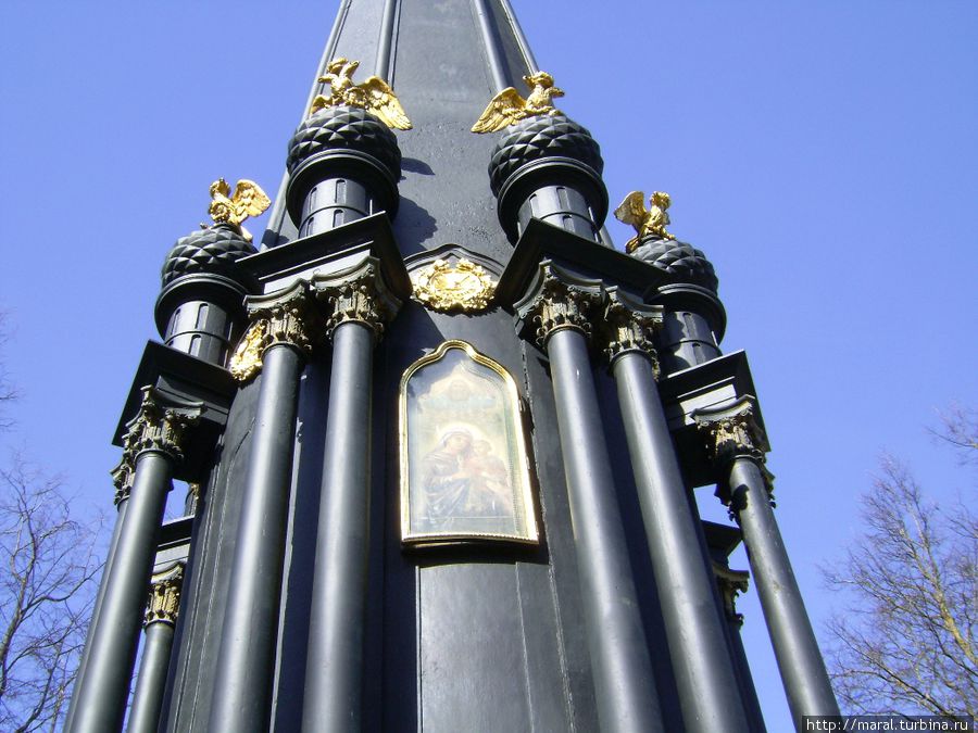 Памятник украшают восемь пар колонн с позолоченными двуглавыми орлами наверху Смоленск, Россия