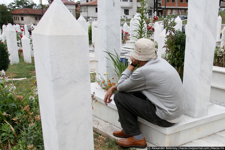 Иногда на могилу приходят старики и сидят там. Скорее всего это родители погибших солдат. Молодые уходят — это закон любой войны. И хотя в той войне я симпатизировал явно не мусульманам, а сербам, но все равно грустно видеть такие картины. Сараево, Босния и Герцеговина