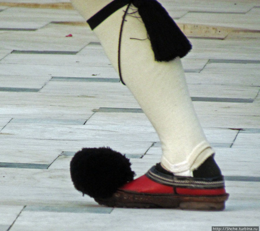 Помпон на обуви — очень важный элемент для боевых действий:))) Афины, Греция