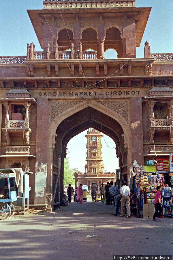 Ворота старого города, башня с курантами видна Джодхпур, Индия