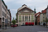 Вид на Сословный театр.
Театр был построен в 1783 году на деньги графа Ностице-Жинецкого. В 1787 году на его сцене прошла премьера моцартовского Дон Жуана, на который до сих пор заманивают туристов.