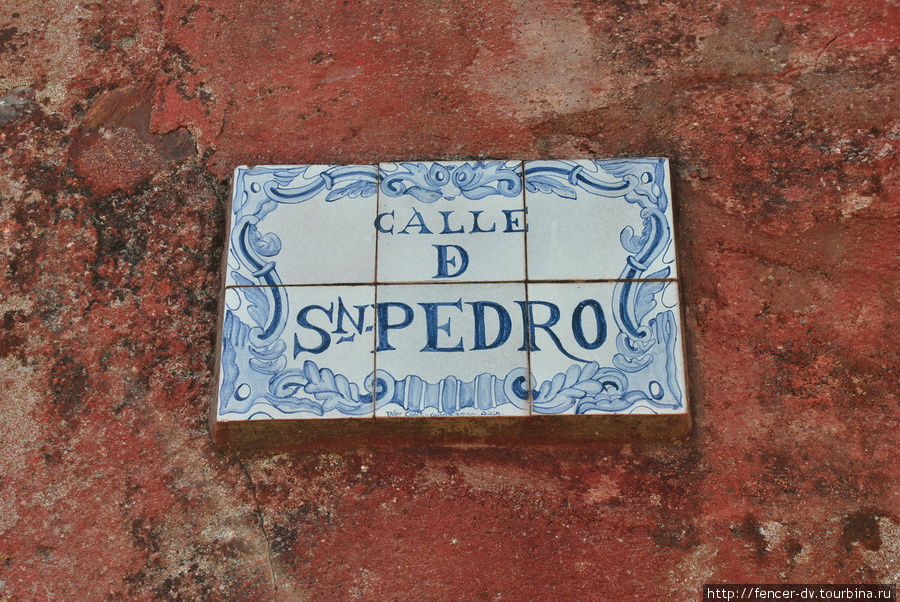 Таблички на домах выложены исключительно плиткой Колония-дель-Сакраменто, Уругвай