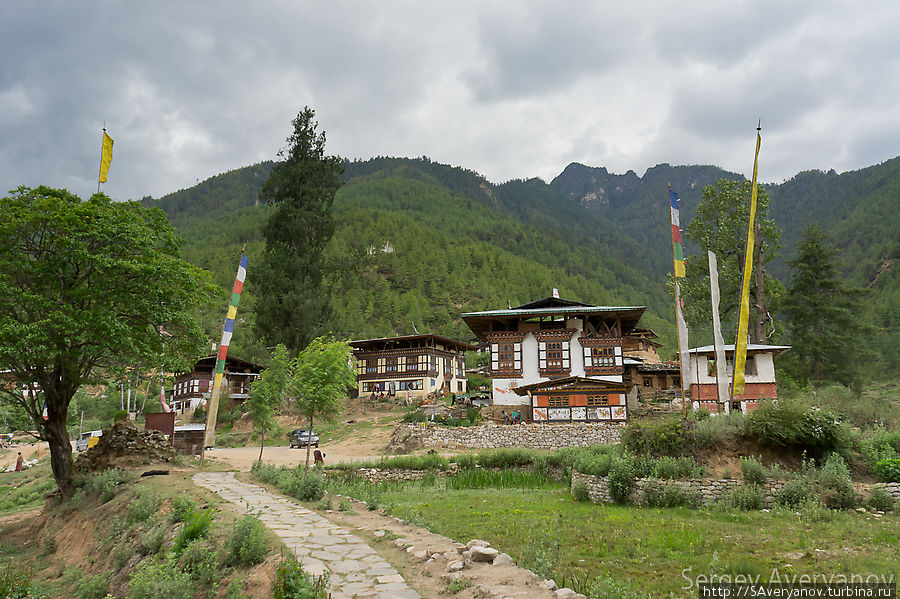 Селение у Друкгьял Дзонга, здесь заканчивается дорога на Север, дальше — Тибет, с Китаем все отношения прерваны в 1951 году, границы Бутана охраняет Индийская армия Бутан