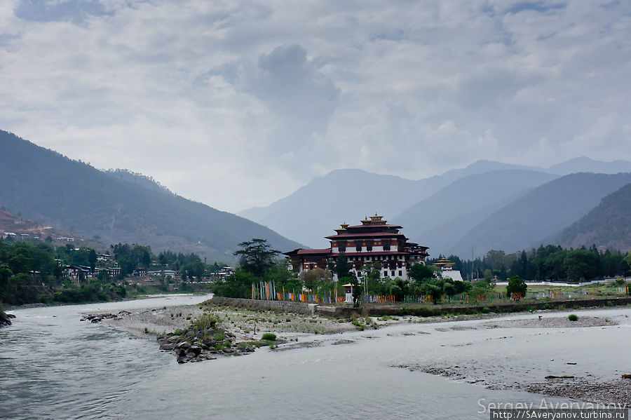 Пунакха, Пунтанг-Дечен-Пхотранг-Дзонг, в месте слияния рек Мо-чу и Пхо-чу Бутан