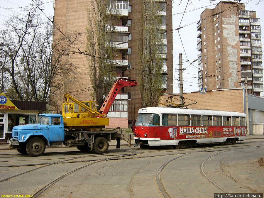 ...создал сошедший с рельсов на стрелке вагон №318, о котором уже упоминалось выше... Харьков, Украина