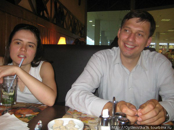 В 2008 году мы всей семьёй в АмБаре на Южной отмечали мой день рождения. Это моя дочка с мужем. Москва, Россия