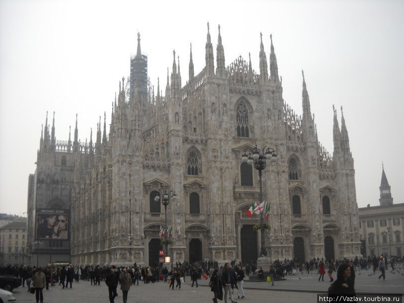 Парадный фасад собора Милан, Италия