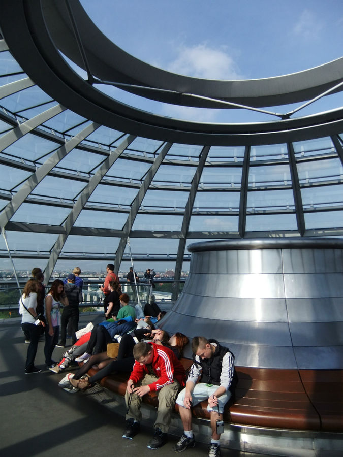 огромная дыра в куполе — часть хитроумной вентиляции здания, в которую входит и гигантский многоэтажный конус-воронка, на который вы уже наверняка обратили внимание на предыдущих фото. Берлин, Германия