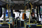 Помимо водителя в автобусе есть кондуктор. В отличие от кондукторов в российских автобусах в Уругвае он своего места не покидает: пассажиры заходят через первую дверь, оплачивают и потом проходят в салон.