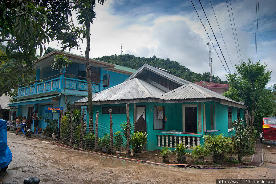 Отель — дальнее здание, двухэтажное, голубое Эль-Нидо, остров Палаван, Филиппины