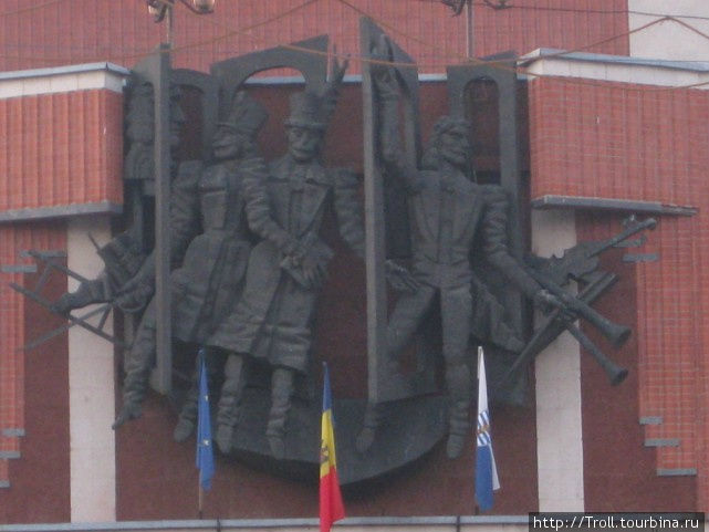 Многочисленные фигуранты представлений на фасаде Бельцы, Молдова