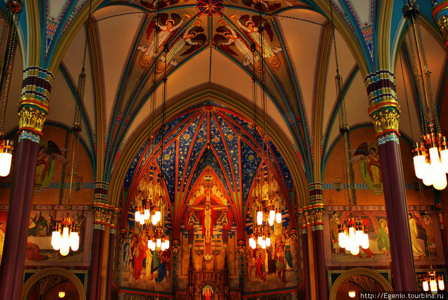 Очень симпатичный католический собор св. Магдалины с сюрреалистическими иконами Солт-Лэйк-Сити, CША