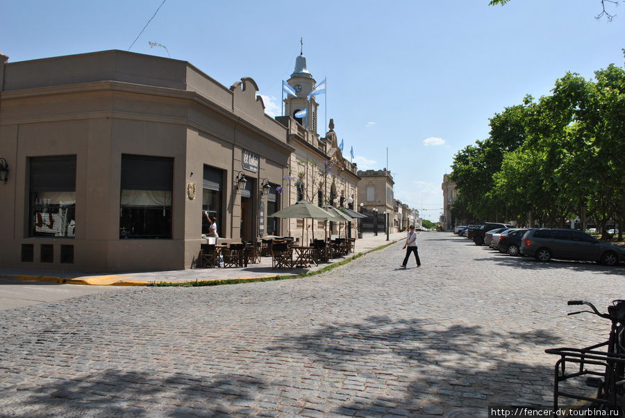 Зеленые деревья справа и есть главная площадь города Сан-Антонио-де-Ареко, Аргентина