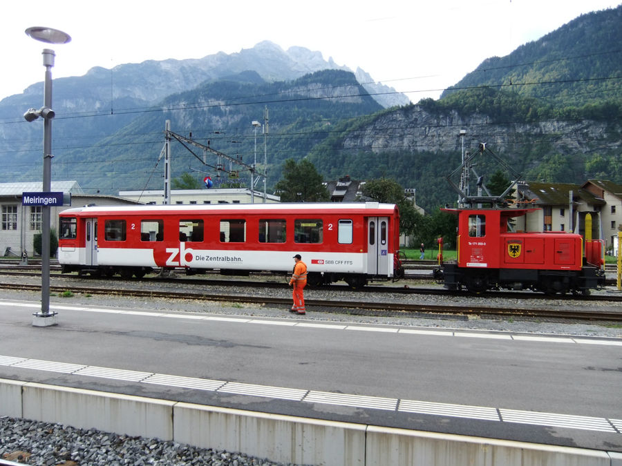 в каждом кантоне вагоны раскрашены в свой цвет Интерлакен, Швейцария