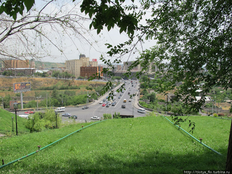 мост Победы через реку Раздан соединяет Арарат с вино-водочно-коньячным заводом Ной (серое здание, на этом месте стояла персидская крепость Эривань) Ереван, Армения