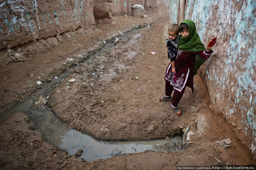 В пакистанских деревнях есть центральная канализация. Центральная она потому, что идет по центру улицы. Из каждого двора тянется канавка, а на окраине деревни все сливается в большую зловонную реку. Пешавар, Пакистан