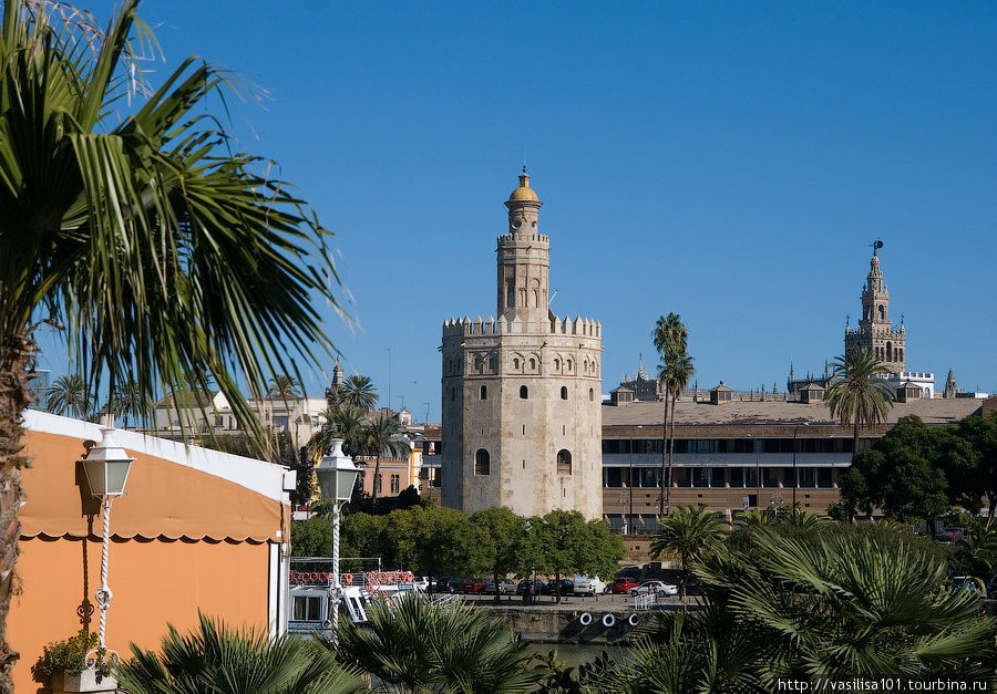 Золотая башня, вид из Трианы Севилья, Испания