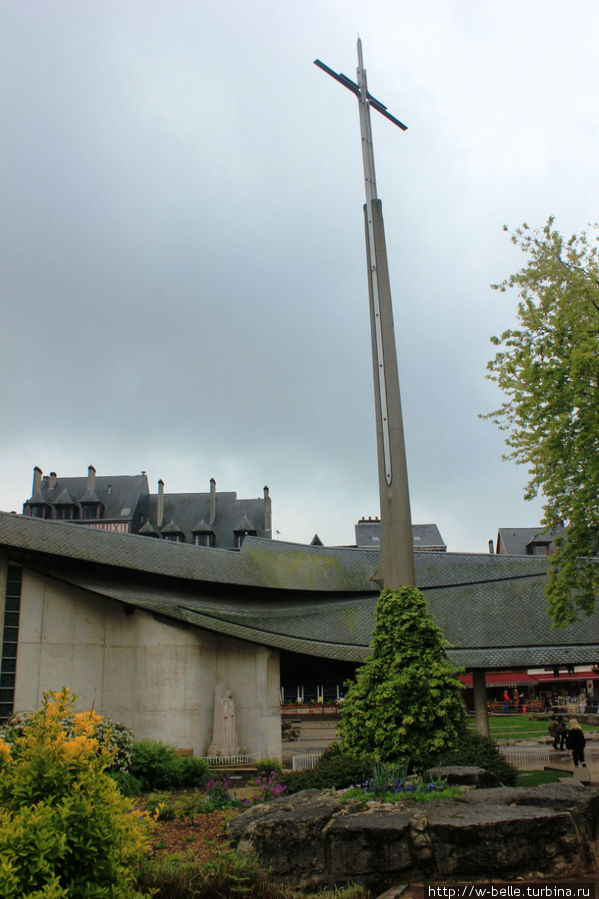 Место казни Жанны отмечено крестом. Руан, Франция