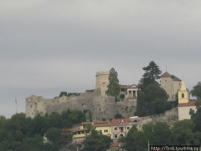 И на все риекские красоты угрюмовато поглядывает замок с вершин Риека, Хорватия