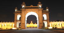 Ночью дворец Майсура подсвечен, а в выходные дни и праздники включают иллюминацию в 5000 лампочек