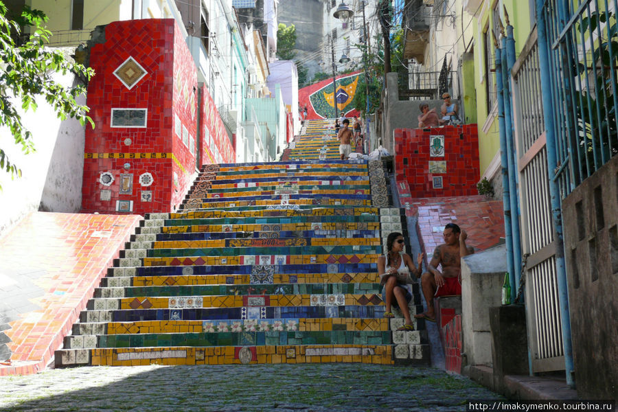Вот наконец-то я и дошел до этого места. Очень известная современная (начало декорирования — 1990й год) достопримечательность Рио, является обязательным объектом в любой экскурсионной программе по городу. Рио-де-Жанейро, Бразилия