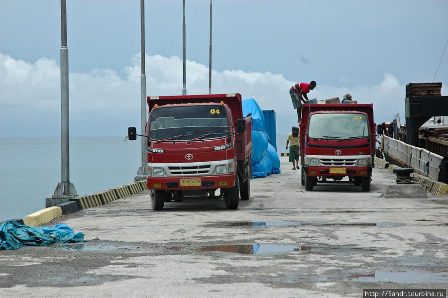 Рядом шла разгрузка-погрузка судна, которое отправлялось в Сурабаю. Папуа, Индонезия