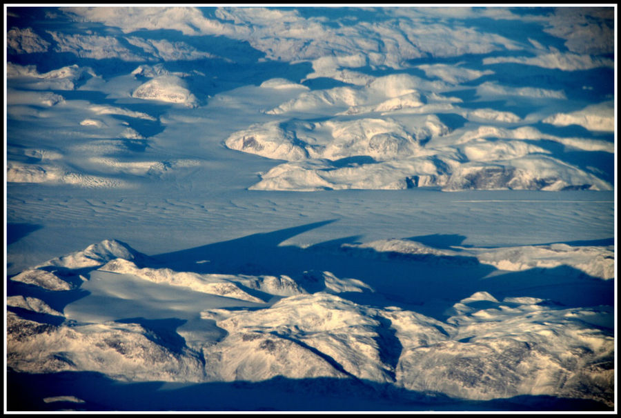 Гренла́ндия — остров, омываемый Атлантическим и Северным Ледовитым океаном. Площадь острова — 2 130 800 км², он крупнейший на Земле. Принадлежит Дании и входит в её автономную единицу Гренландия.   Гренландия располагается почти целиком в северо-восточной части Канадского щита, только на востоке и севере развиты зоны каледонской складчатости. Гренландия