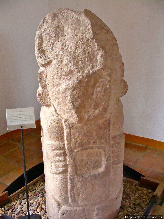 Статуя человека, но черты лица стерты Сан-Лоренцо-Теночтитлан, Мексика