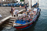 Венеция без туристов, утренняя доставка продуктов, набережная RIVA DEGLI SCHIAVONI, р-н Кастелло.