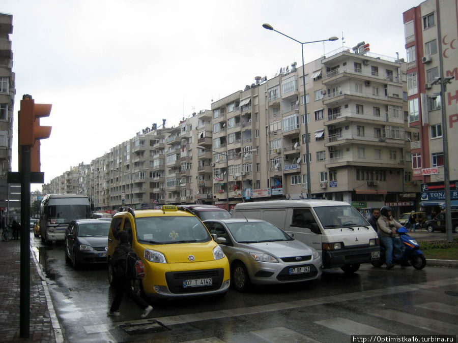 Машин в городе много. Есть и пробки. Машин в городе много. Есть и пробки.