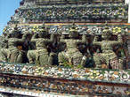 Весь храм выложен мозаикой, если присмотреться, видно, что это кусочки битого расписного фарфора. Говорят, что во время войн с китаем тайцы после сражения собирали битый китайский фарфор и затем выложили им стены храма