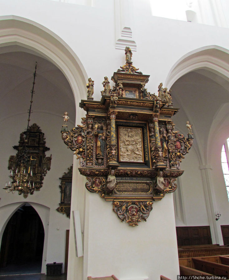 Церковь св. Петра ( 14 век ) - интерьер и Церковь св. Петра ( 14 век ) - интерьер и