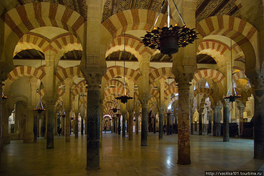 Лес колонн Мескиты - мечеть-собор в Кордове Кордова, Испания