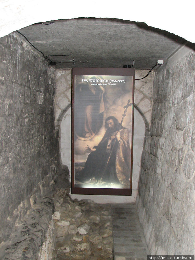 В подземельях костела сейчас располагается экспозиция археологического музея Краков, Польша