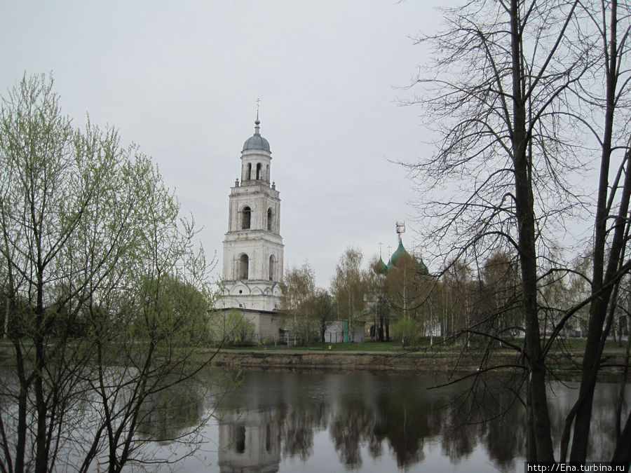 Троицкий собор с колокольней в отражении вод реки Пертомки Пошехонье, Россия