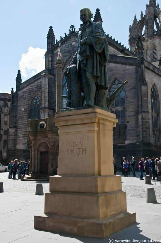 Рядом на улице стоит еще несколько памятников. Вот Адаму Смиту, которого, думаю, все помнят по курсу экономики в школе или университете. Памятник совсем свежий – установлен в 2008г. Эдинбург, Великобритания