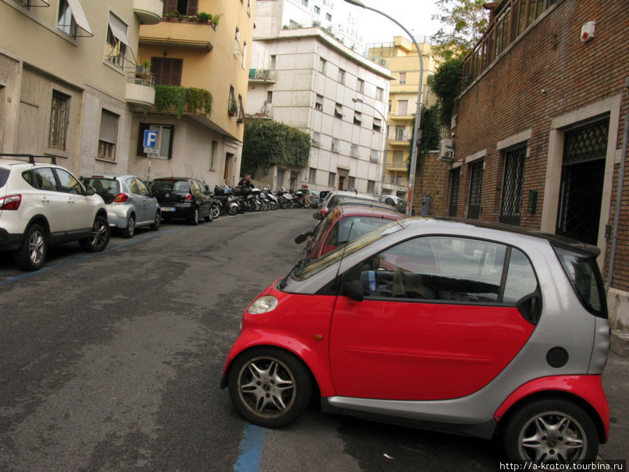 улицы все заставлены машинами Рим, Италия