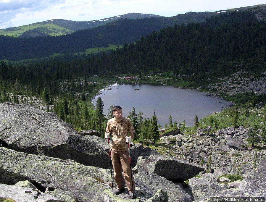 Вид на озеро Радужное во время подъема и к Висячему Камню. Ергаки, Россия