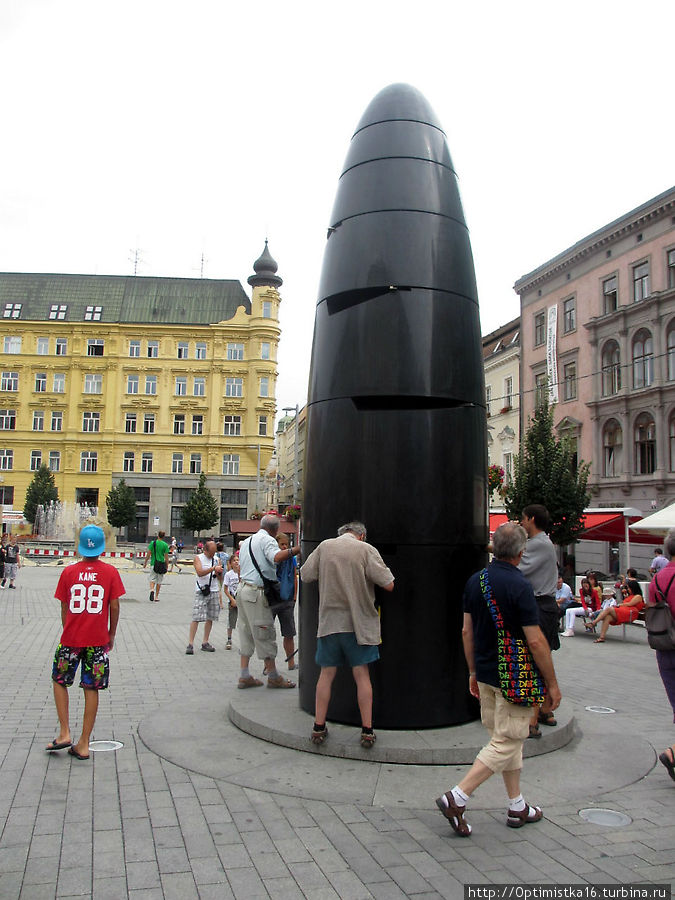 Странные часы, которые стреляют стеклянными пулями Брно, Чехия