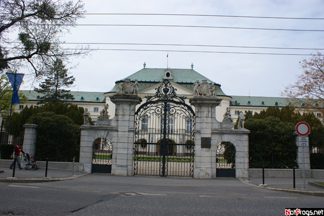 Ворота, загораживающие здание правительственного аппарата Словакии Братислава, Словакия