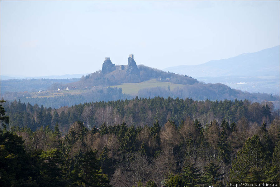 Слева, далеко-далеко на горизонте, виден холм Табор с обзорной башней. Чешский Рай Заповедник, Чехия