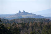 Слева, далеко-далеко на горизонте, виден холм Табор с обзорной башней.