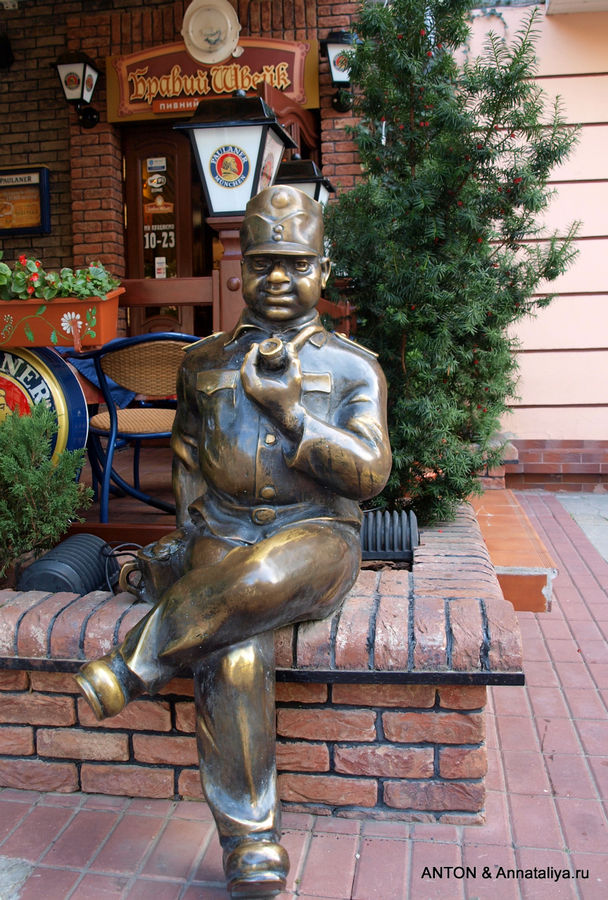 Бравый солдат Швейк рядом с одноименным рестораном. Луцк, Украина