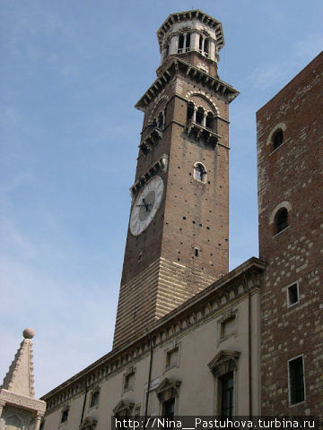 На башне, с песнию чугунной,
Гиганты бьют полночный час.
Марк утопил в лагуне лунной
Узорный свой иконостас.
А. Блок. На башне, с песнию чугунной,
Гиганты бьют полночный час.
Марк утопил в лагуне лунной
Узорный свой иконостас.
А. Блок.