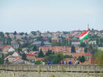 Государственный флаг Венгрии реет над городом