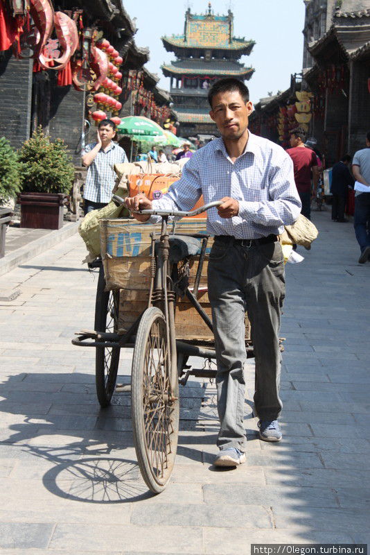 Куда спешить, спокойно прогуляюсь по улице Пинъяо, Китай