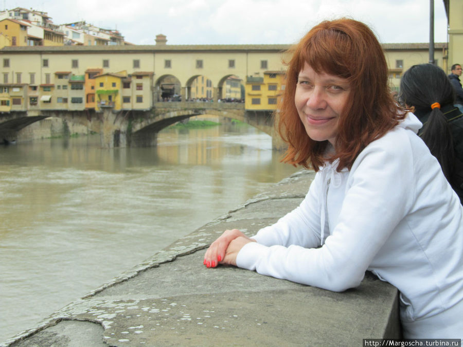 Вид на Старый мост с набережной реки Арно. Флоренция, Италия Вид на Старый мост с набережной реки Арно. Флоренция, Италия