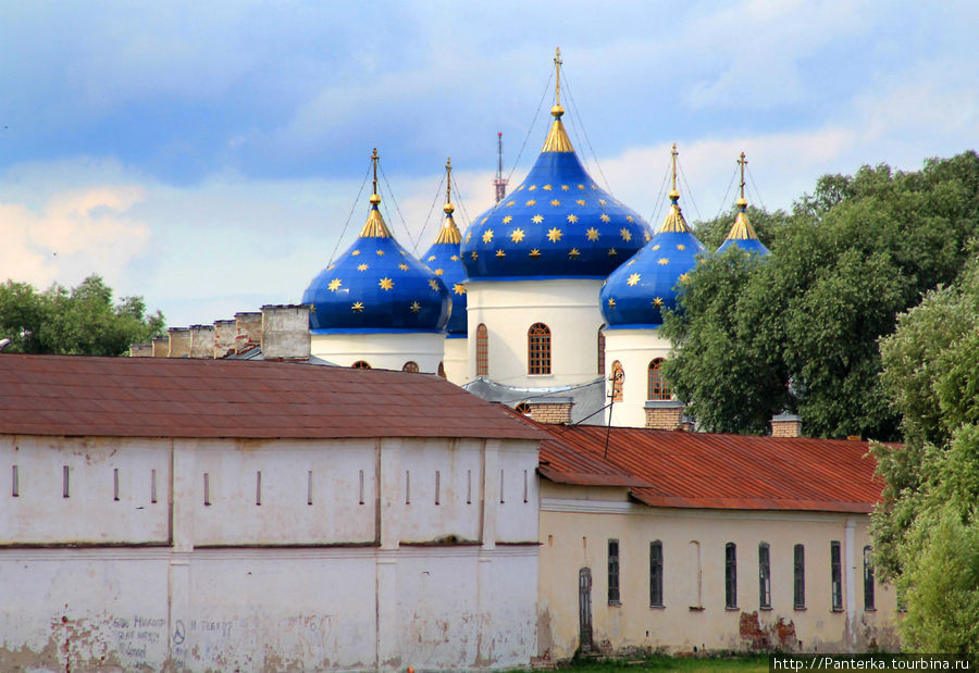 Прогулка по Волхову на кораблике: утопающие в зелени купола Великий Новгород, Россия