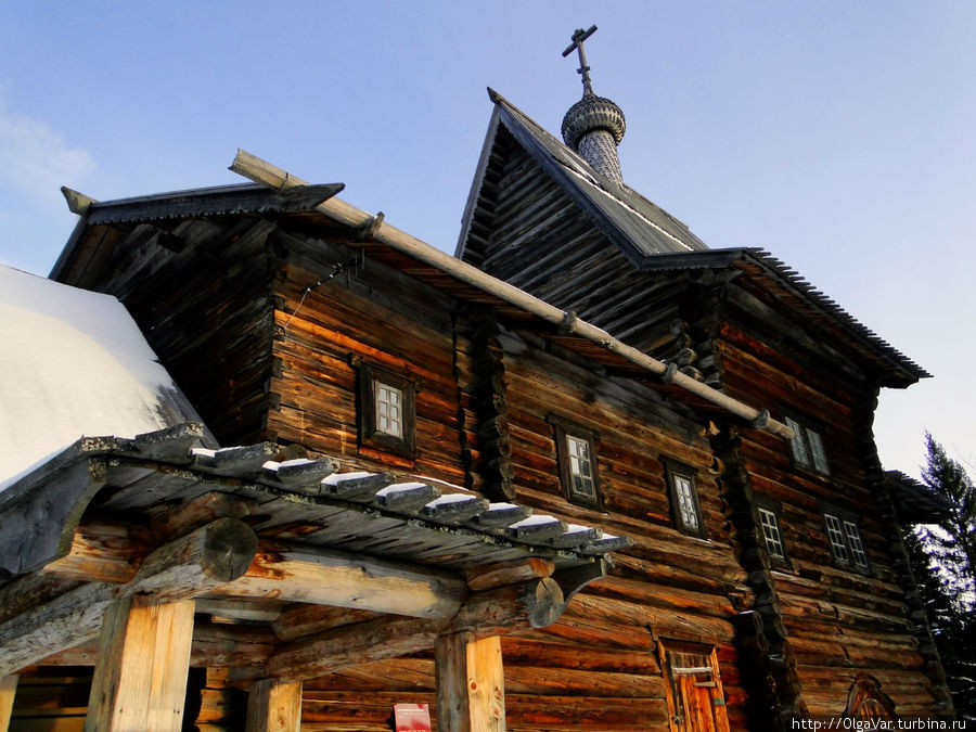 Особую прелесть клинчатой кровле Богородицкой церкви придает крытая городчатым лемехом главка Хохловка, Россия