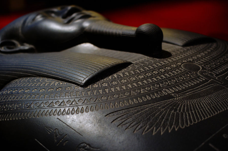 Диоритовый саркофаг Табнита (VI в. до н. э. — 2500 лет назад!) с иероглифическими надписями. Это самый древний из сидонских саркофагов. Он же в заглавном фото.
Табнит — царь Сидона, отец Эшмуназара II, правивший, вероятно, в конце IV века до н. э. Имя его известно в науке главным образом потому, что в 1887 году Хамдибей — археолог и основатель музея — нашёл в окрестностях Сидона его саркофаг египетского происхождения с надписью. Последняя — одна из немногих финикийских надписей, найденных в самой Финикии. В восьми строчках царь называет себя сыном Эшмуназара I, царём Сидона и жрецом Астарты, заклинает не открывать его гробницы, так как в ней нет никаких драгоценностей, грозит посягающим на его гроб карой Астарты, лишением потомства и могильного покоя. Над финикийским текстом — иероглифическая египетская надпись, воспроизводящая 72 гл. Книги Мёртвых и написанная для египетского генерала Пенпта, который был погребен в саркофаге до Табнита. Последний приобрёл саркофаг, вероятно, после разгрома Египта при Артаксерксе III Охе, когда многие храмы и гробницы были разграблены, египетские святыни — выброшены и попали на рынки. Это и служит критерием для датировки Табнита. Диоритовый саркофаг Табнита (VI в. до н. э. — 2500 лет назад!) с иероглифическими надписями. Это самый древний из сидонских саркофагов. Он же в заглавном фото.
Табнит — царь Сидона, отец Эшмуназара II, правивший, вероятно, в конце IV века до н. э. Имя его известно в науке главным образом потому, что в 1887 году Хамдибей — археолог и основатель музея — нашёл в окрестностях Сидона его саркофаг египетского происхождения с надписью. Последняя — одна из немногих финикийских надписей, найденных в самой Финикии. В восьми строчках царь называет себя сыном Эшмуназара I, царём Сидона и жрецом Астарты, заклинает не открывать его гробницы, так как в ней нет никаких драгоценностей, грозит посягающим на его гроб карой Астарты, лишением потомства и могильного покоя. Над финикийским текстом — иероглифическая египетская надпись, воспроизводящая 72 гл. Книги Мёртвых и написанная для египетского генерала Пенпта, который был погребен в саркофаге до Табнита. Последний приобрёл саркофаг, вероятно, после разгрома Египта при Артаксерксе III Охе, когда многие храмы и гробницы были разграблены, египетские святыни — выброшены и попали на рынки. Это и служит критерием для датировки Табнита.